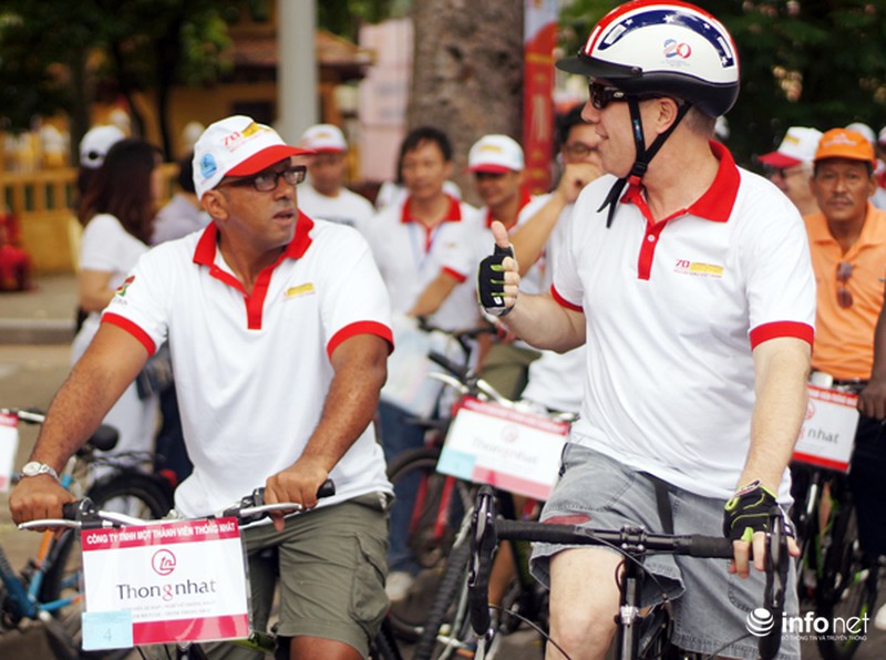 Đại sứ Hoa Kỳ và Cuba đồng hành đạp xe quanh Hà Nội - ảnh 1