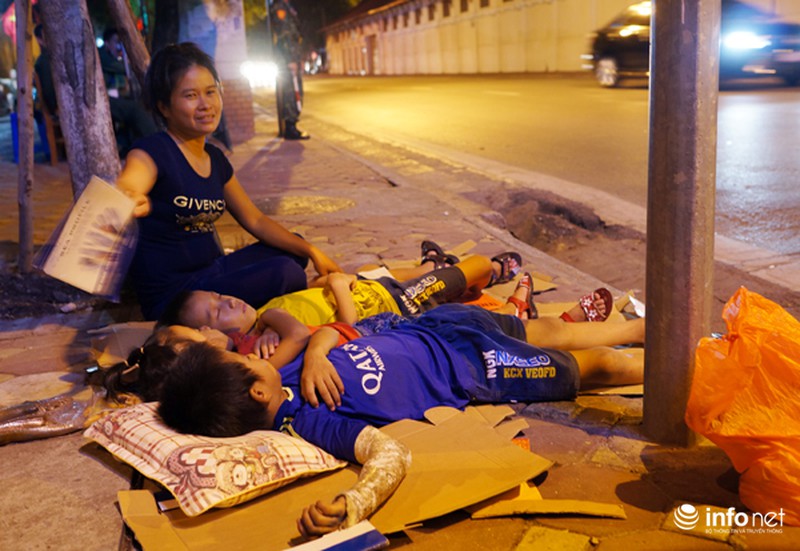 Mẹ hồi hộp trắng đêm ngồi chờ ngắm con trai trong đội diễu binh - ảnh 1