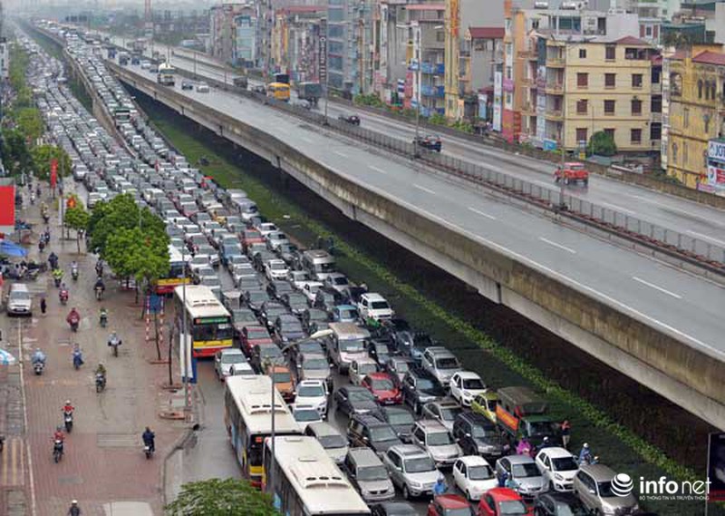 Giao thông hỗn loạn, tắc đường dài trên đường Nguyễn Xiển sáng 4/9 - ảnh 1