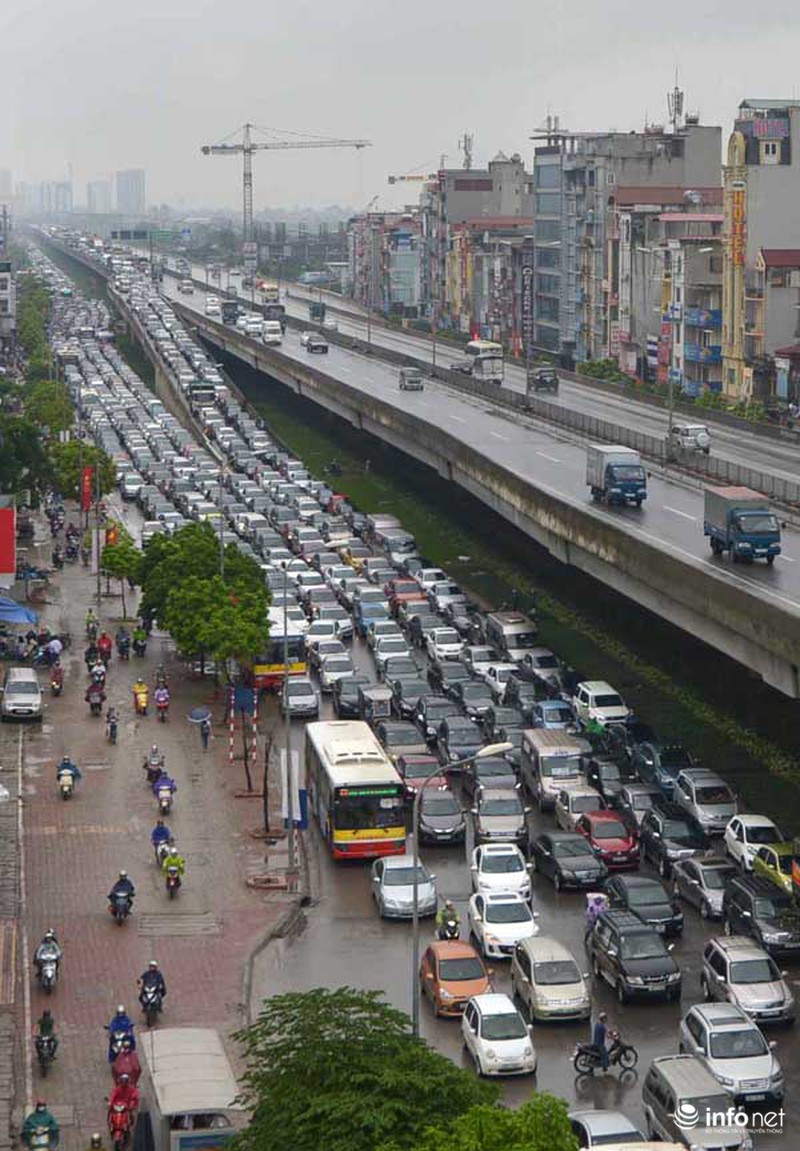 Giao thông hỗn loạn, tắc đường dài trên đường Nguyễn Xiển sáng 4/9 - ảnh 3