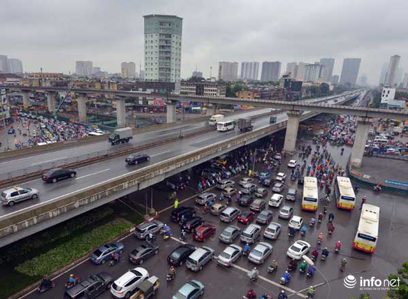 Giao thông hỗn loạn, tắc đường dài trên đường Nguyễn Xiển sáng 4/9 - ảnh 2