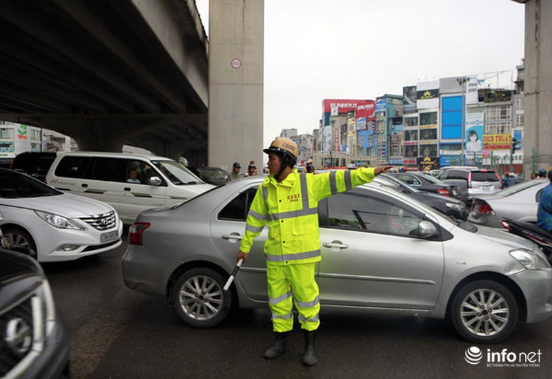 Giao thông hỗn loạn, tắc đường dài trên đường Nguyễn Xiển sáng 4/9 - ảnh 4