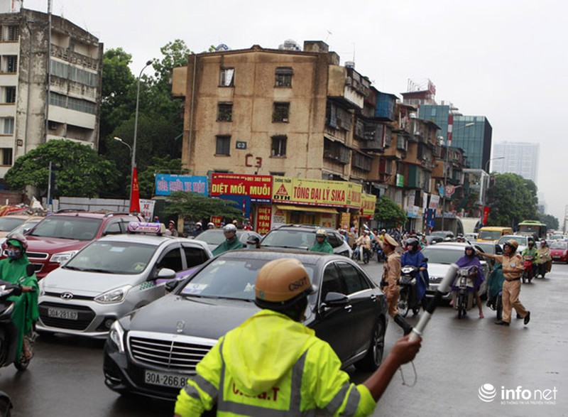 Giao thông hỗn loạn, tắc đường dài trên đường Nguyễn Xiển sáng 4/9 - ảnh 6