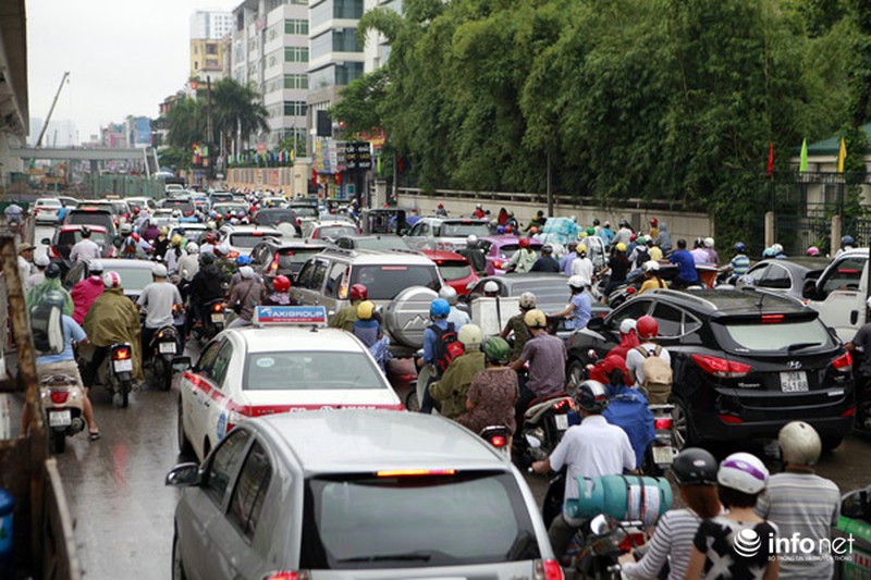 Giao thông hỗn loạn, tắc đường dài trên đường Nguyễn Xiển sáng 4/9 - ảnh 7