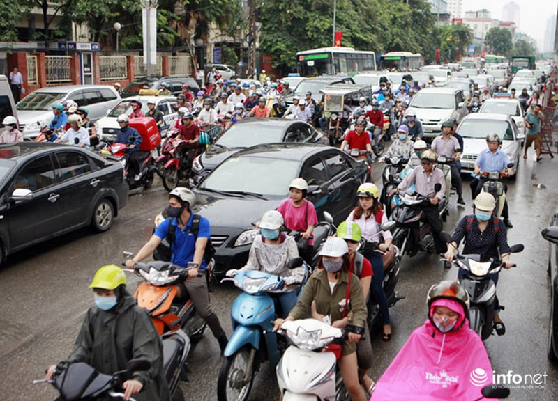 Giao thông hỗn loạn, tắc đường dài trên đường Nguyễn Xiển sáng 4/9 - ảnh 8