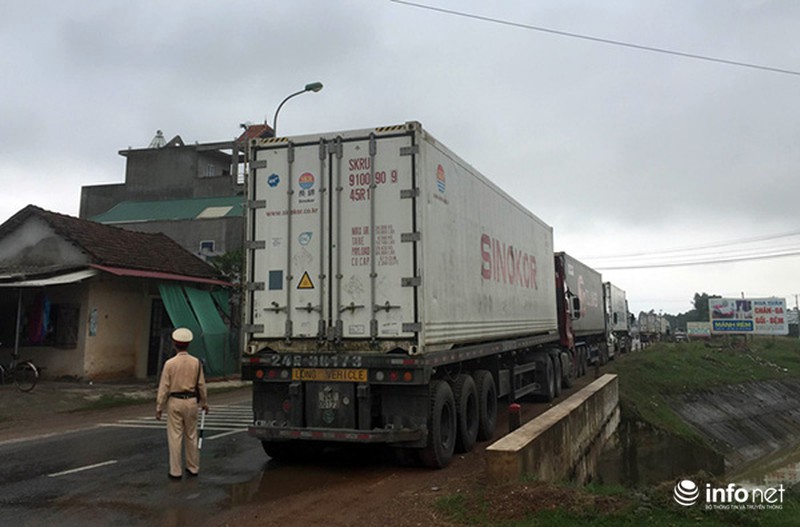 Xe container xếp hàng