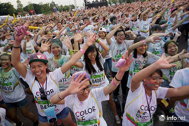 7.000 người tham gia Đường chạy sắc màu tại Hà Nội - ảnh 1