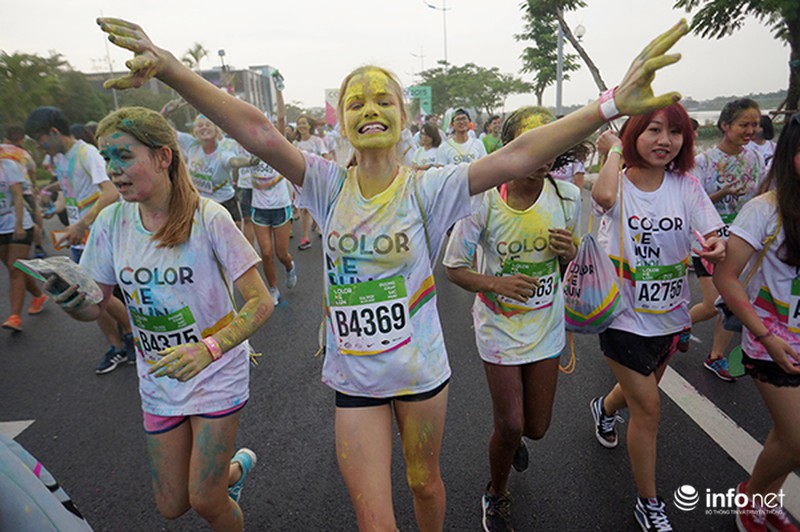 7.000 người tham gia Đường chạy sắc màu tại Hà Nội - ảnh 2