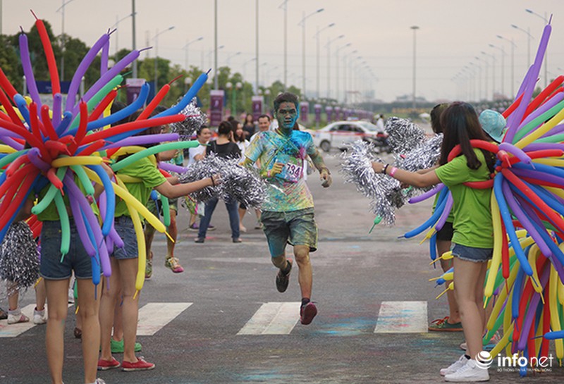 7.000 người tham gia Đường chạy sắc màu tại Hà Nội - ảnh 5