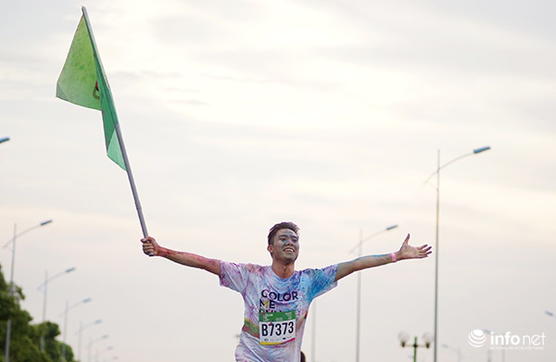 7.000 người tham gia Đường chạy sắc màu tại Hà Nội - ảnh 7