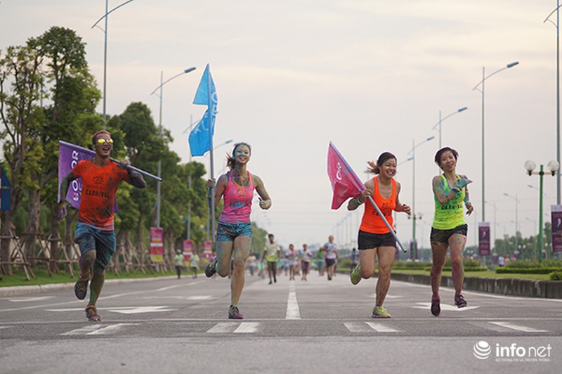 7.000 người tham gia Đường chạy sắc màu tại Hà Nội - ảnh 8