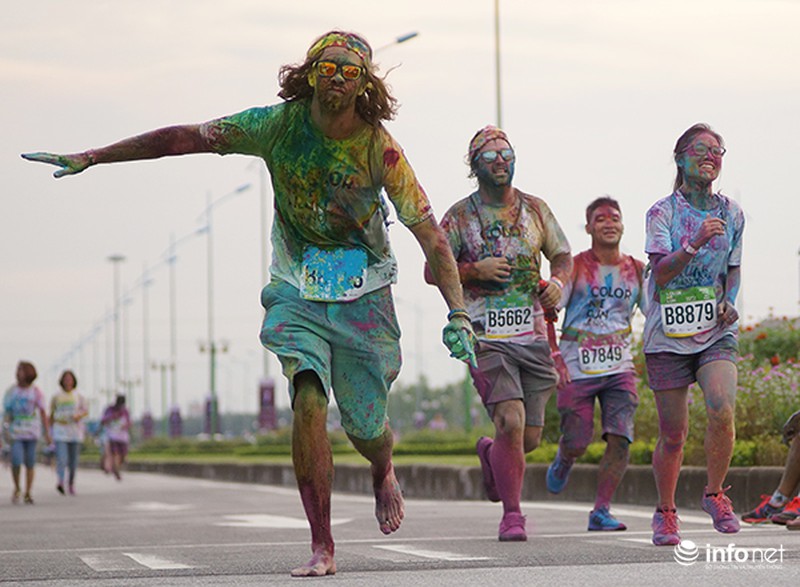 7.000 người tham gia Đường chạy sắc màu tại Hà Nội - ảnh 12