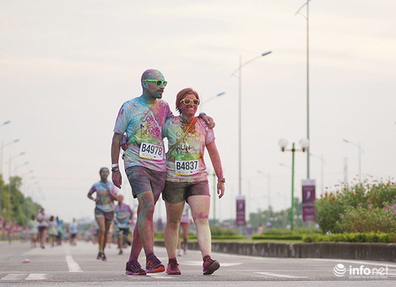 7.000 người tham gia Đường chạy sắc màu tại Hà Nội - ảnh 10