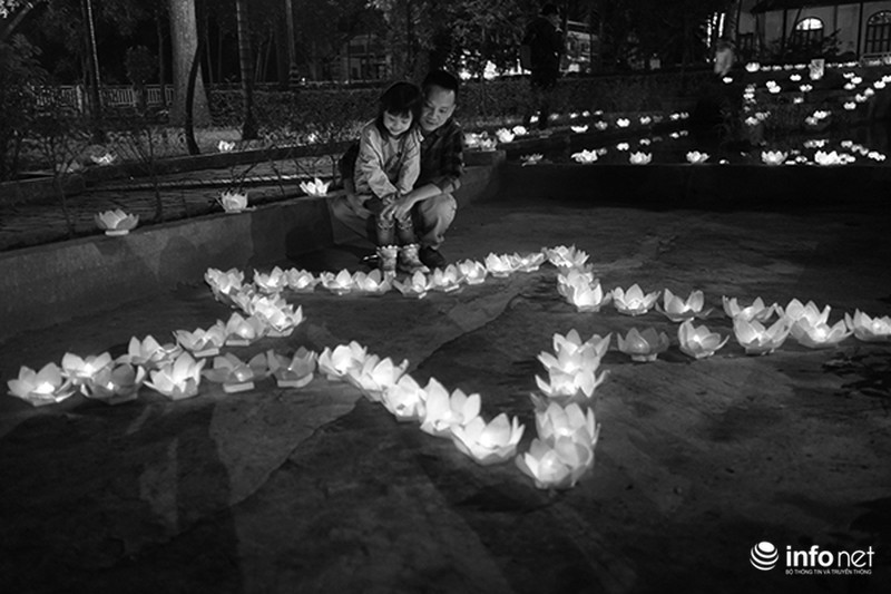 Người dân thả hoa đăng tri ân Đại tướng Võ Nguyên Giáp - ảnh 2