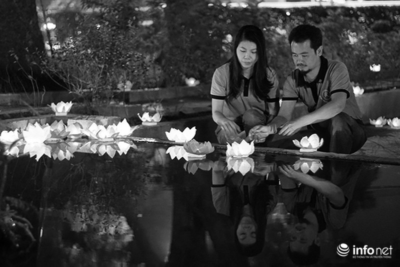 Người dân thả hoa đăng tri ân Đại tướng Võ Nguyên Giáp - ảnh 7