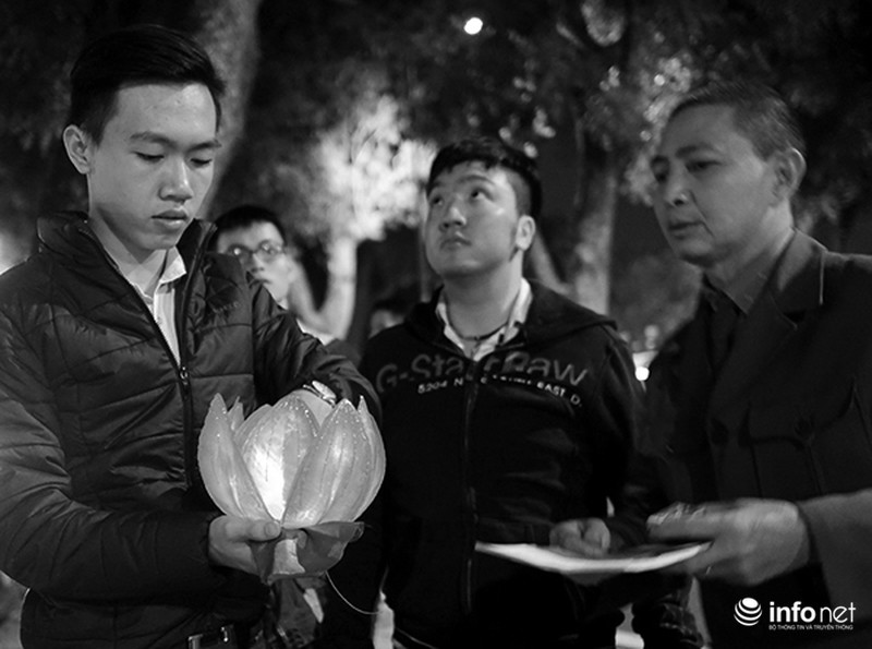 Người dân thả hoa đăng tri ân Đại tướng Võ Nguyên Giáp - ảnh 11