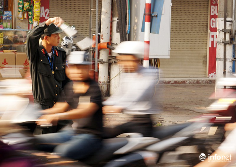 Ngày đầu CSCĐ ra đường điều tiết giao thông - ảnh 2