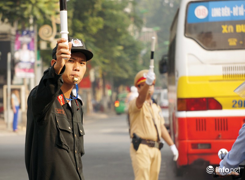 Ngày đầu CSCĐ ra đường điều tiết giao thông - ảnh 1