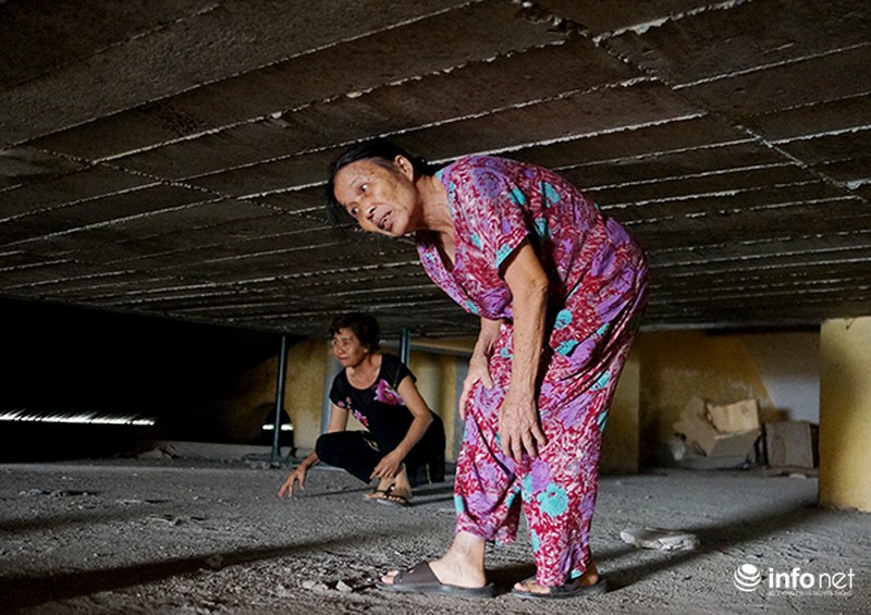 Khốn khổ còng lưng chui qua nóc nhà để đi nhờ thang máy - ảnh 5