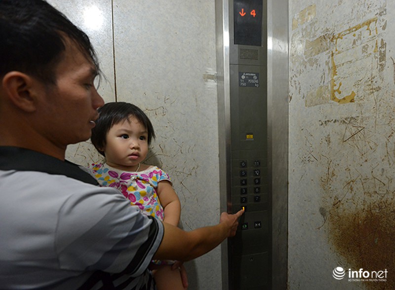 Khốn khổ còng lưng chui qua nóc nhà để đi nhờ thang máy - ảnh 8