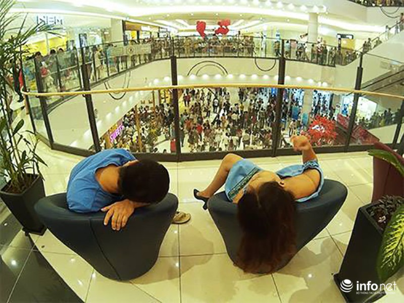 Vật vã chen chân đi Aeon Mall ngày cuối tuần - ảnh 12