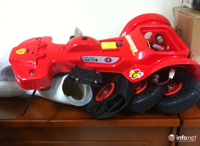 Truy bắt 10kg ma tuý tổng hợp hóa trang trong đồ chơi xe trẻ em - ảnh 1