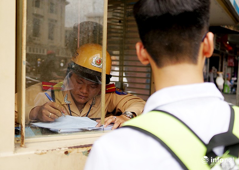 CSGT ra quân xử lý nghiêm học sinh