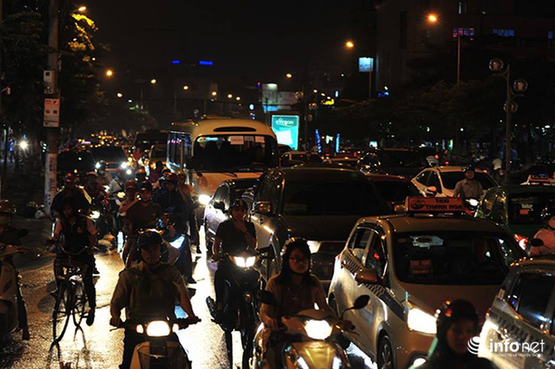 Mưa rét đầu mùa, người Hà Nội dầm mưa lạnh hàng giờ vì đường tắc - ảnh 1