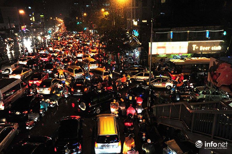 Mưa rét đầu mùa, người Hà Nội dầm mưa lạnh hàng giờ vì đường tắc - ảnh 2