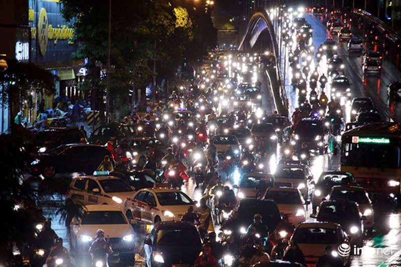 Mưa rét đầu mùa, người Hà Nội dầm mưa lạnh hàng giờ vì đường tắc - ảnh 3