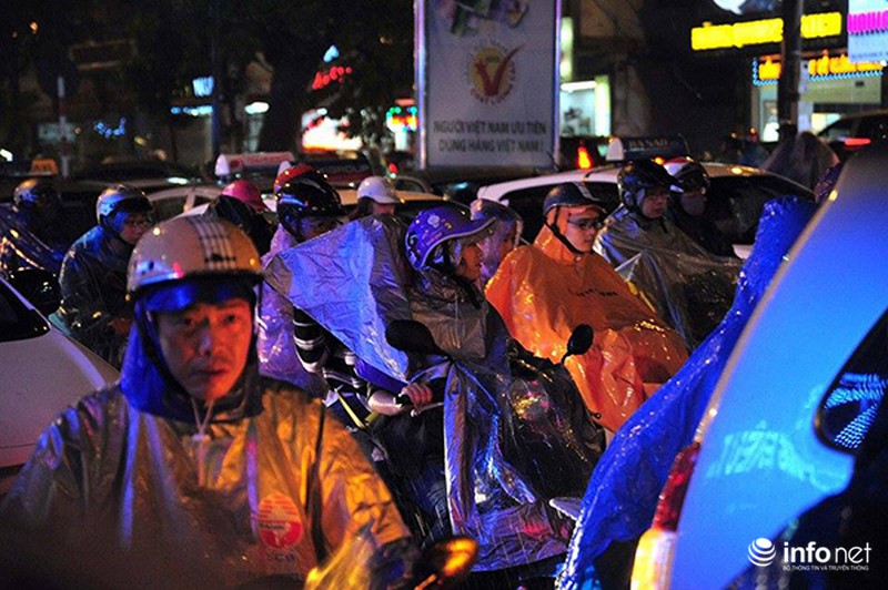 Mưa rét đầu mùa, người Hà Nội dầm mưa lạnh hàng giờ vì đường tắc - ảnh 4