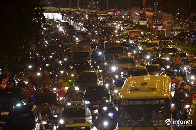 Mưa rét đầu mùa, người Hà Nội dầm mưa lạnh hàng giờ vì đường tắc - ảnh 6