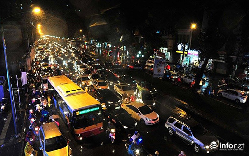 Mưa rét đầu mùa, người Hà Nội dầm mưa lạnh hàng giờ vì đường tắc - ảnh 7