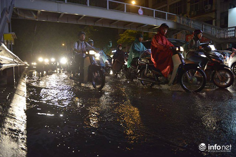 Mưa rét đầu mùa, người Hà Nội dầm mưa lạnh hàng giờ vì đường tắc - ảnh 5