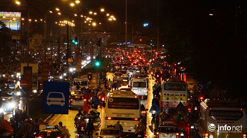 Mưa rét đầu mùa, người Hà Nội dầm mưa lạnh hàng giờ vì đường tắc - ảnh 10