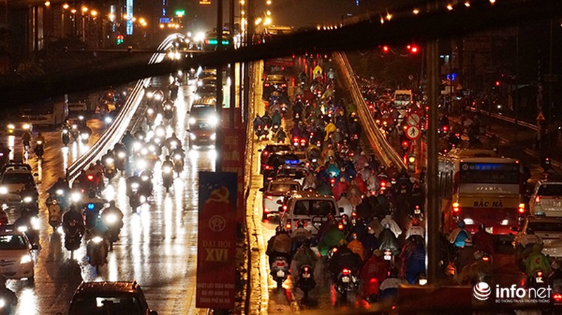 Mưa rét đầu mùa, người Hà Nội dầm mưa lạnh hàng giờ vì đường tắc - ảnh 11