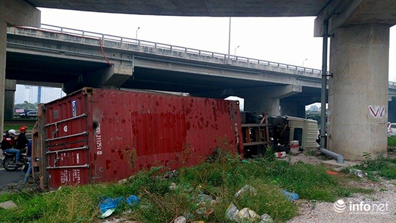 Xe container lật giữa đường trong đêm, lái xe bị thương - ảnh 3
