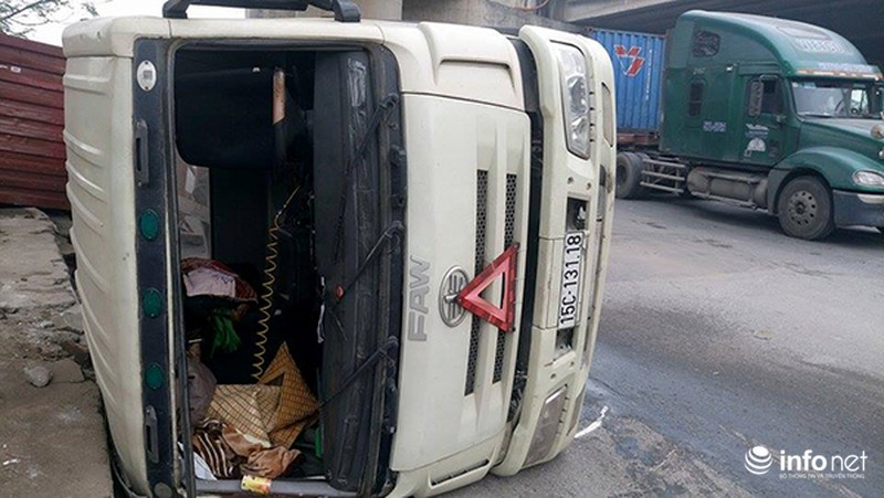 Xe container lật giữa đường trong đêm, lái xe bị thương - ảnh 4