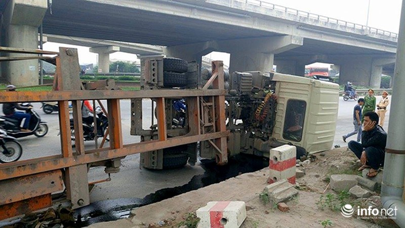 Xe container lật giữa đường trong đêm, lái xe bị thương - ảnh 5