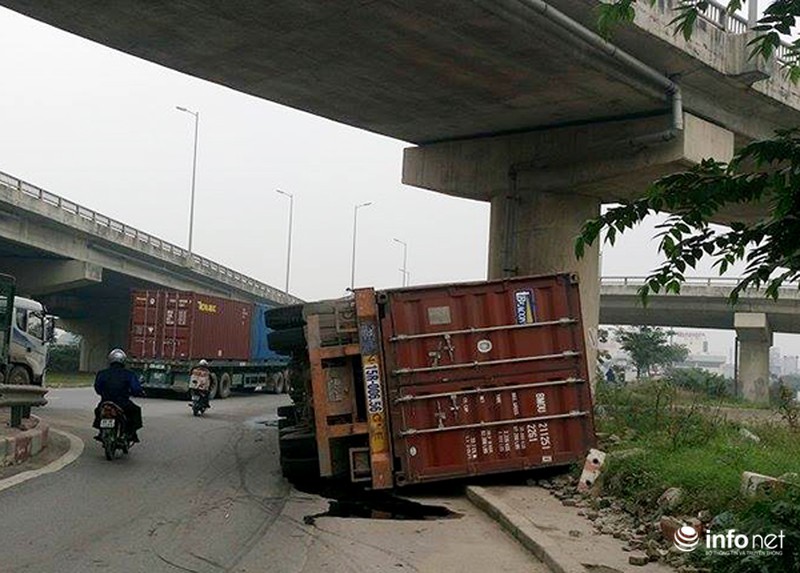 Xe container lật giữa đường trong đêm, lái xe bị thương - ảnh 1