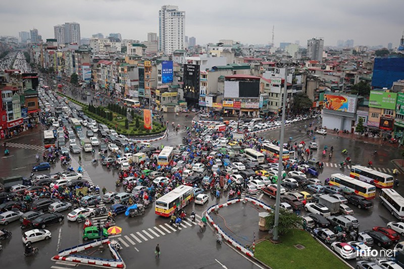 Cuối tuần, giao thông Hà Nội vẫn xảy ra cảnh ùn tắc kéo dài - ảnh 1