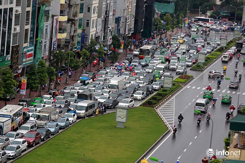 Cuối tuần, giao thông Hà Nội vẫn xảy ra cảnh ùn tắc kéo dài - ảnh 2