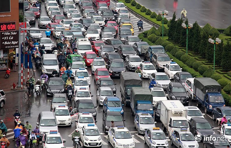 Cuối tuần, giao thông Hà Nội vẫn xảy ra cảnh ùn tắc kéo dài - ảnh 3