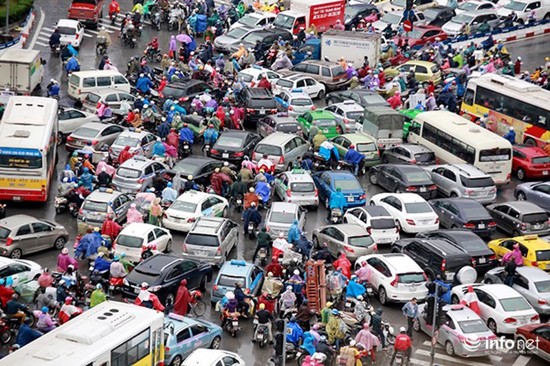 Cuối tuần, giao thông Hà Nội vẫn xảy ra cảnh ùn tắc kéo dài - ảnh 4