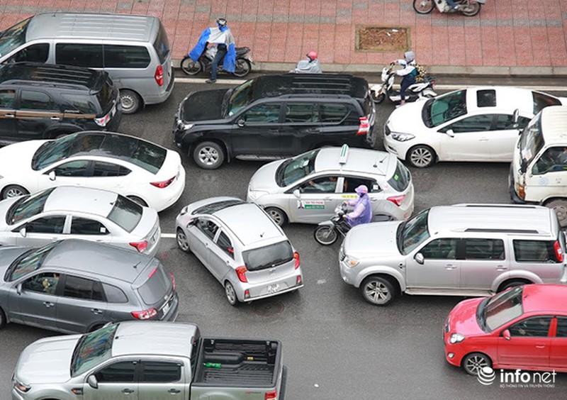 Cuối tuần, giao thông Hà Nội vẫn xảy ra cảnh ùn tắc kéo dài - ảnh 5