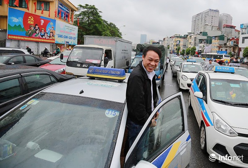 Cuối tuần, giao thông Hà Nội vẫn xảy ra cảnh ùn tắc kéo dài - ảnh 7