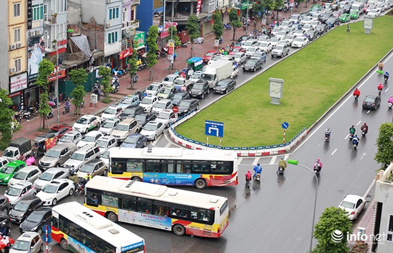 Cuối tuần, giao thông Hà Nội vẫn xảy ra cảnh ùn tắc kéo dài - ảnh 10