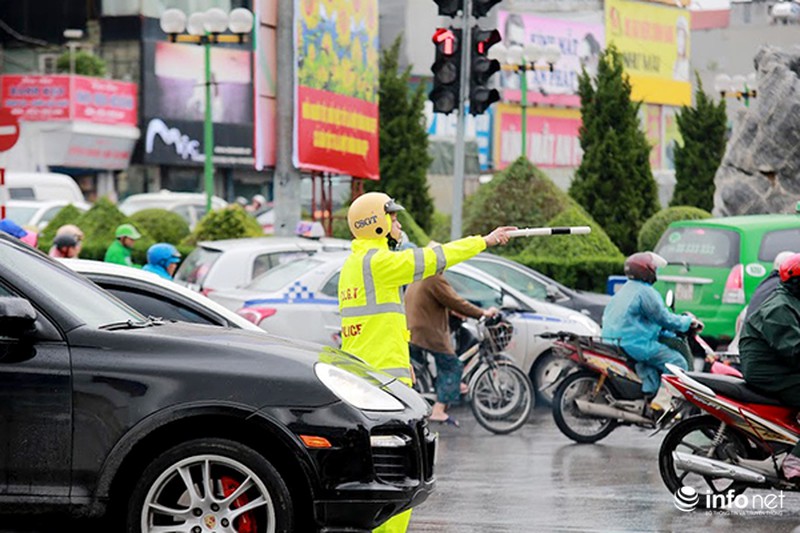 Cuối tuần, giao thông Hà Nội vẫn xảy ra cảnh ùn tắc kéo dài - ảnh 9