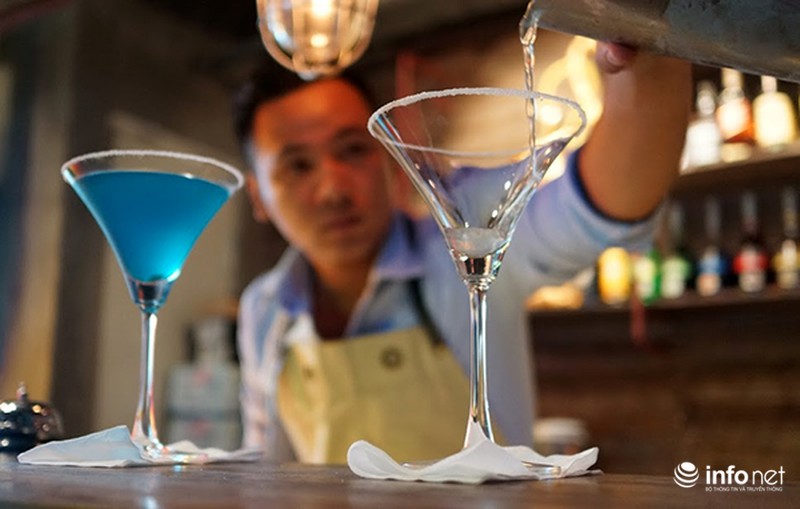 Vào Bar Ô tô vừa khai trương