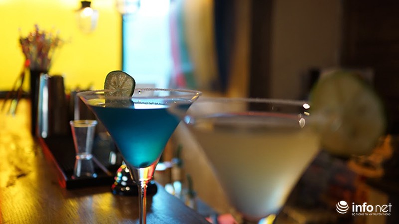 Vào Bar Ô tô vừa khai trương